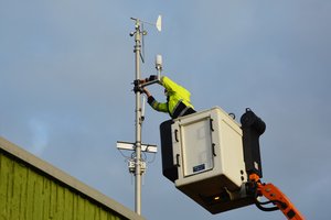 Montage einer Wetterstation in Soest.