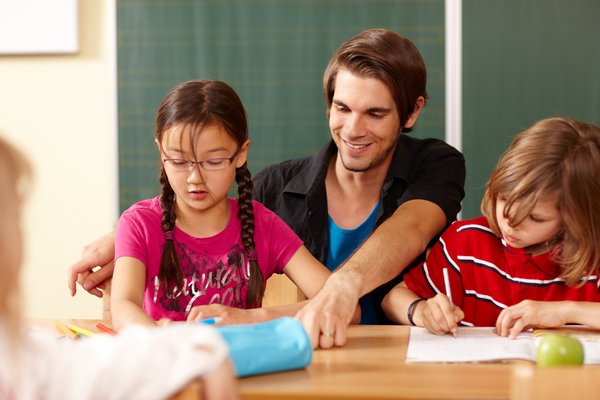 Grundschullehrer gibt Hilfestellung