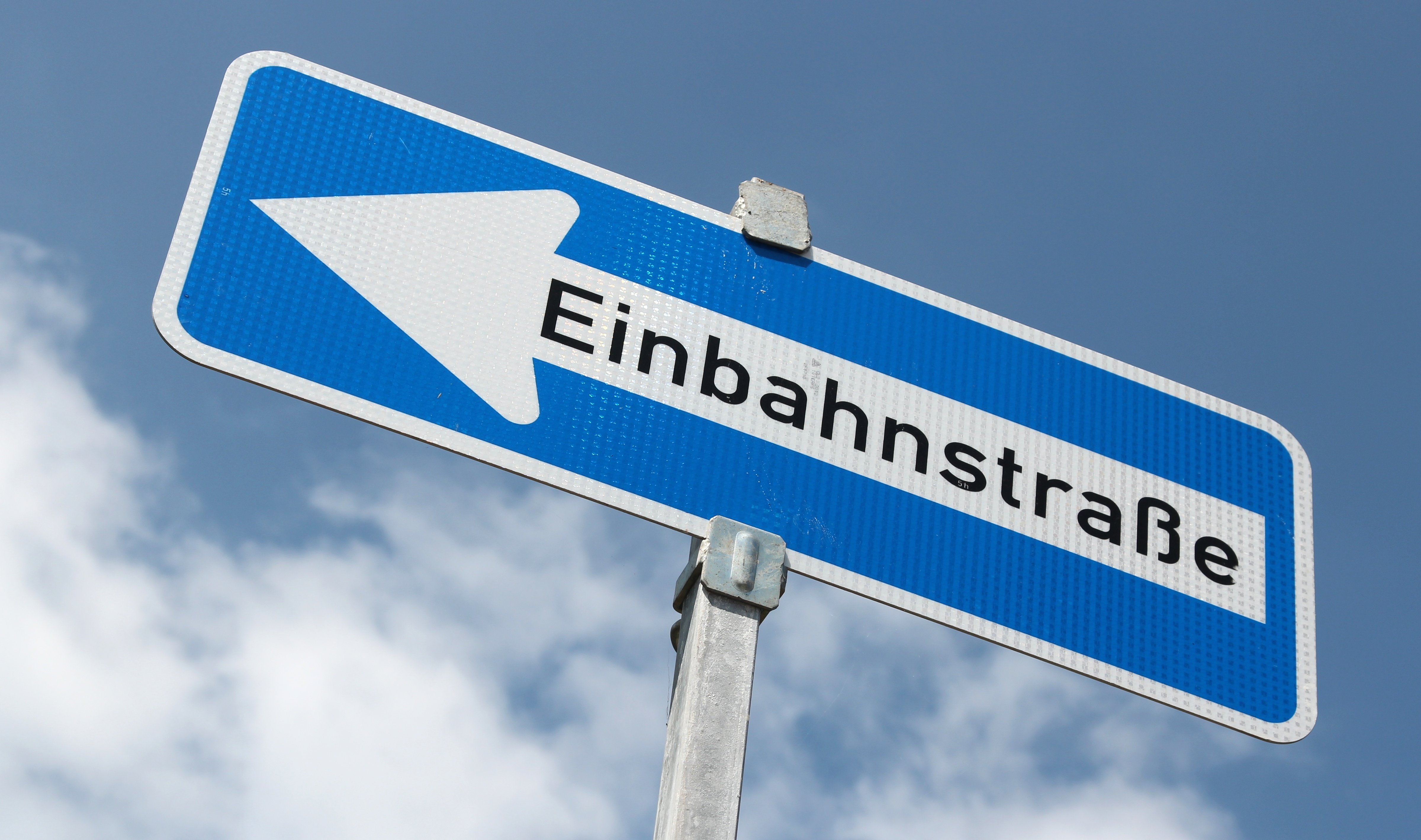 Foto des Verkehrsschilds "Einbahnstraße" mit Richtungsangabe