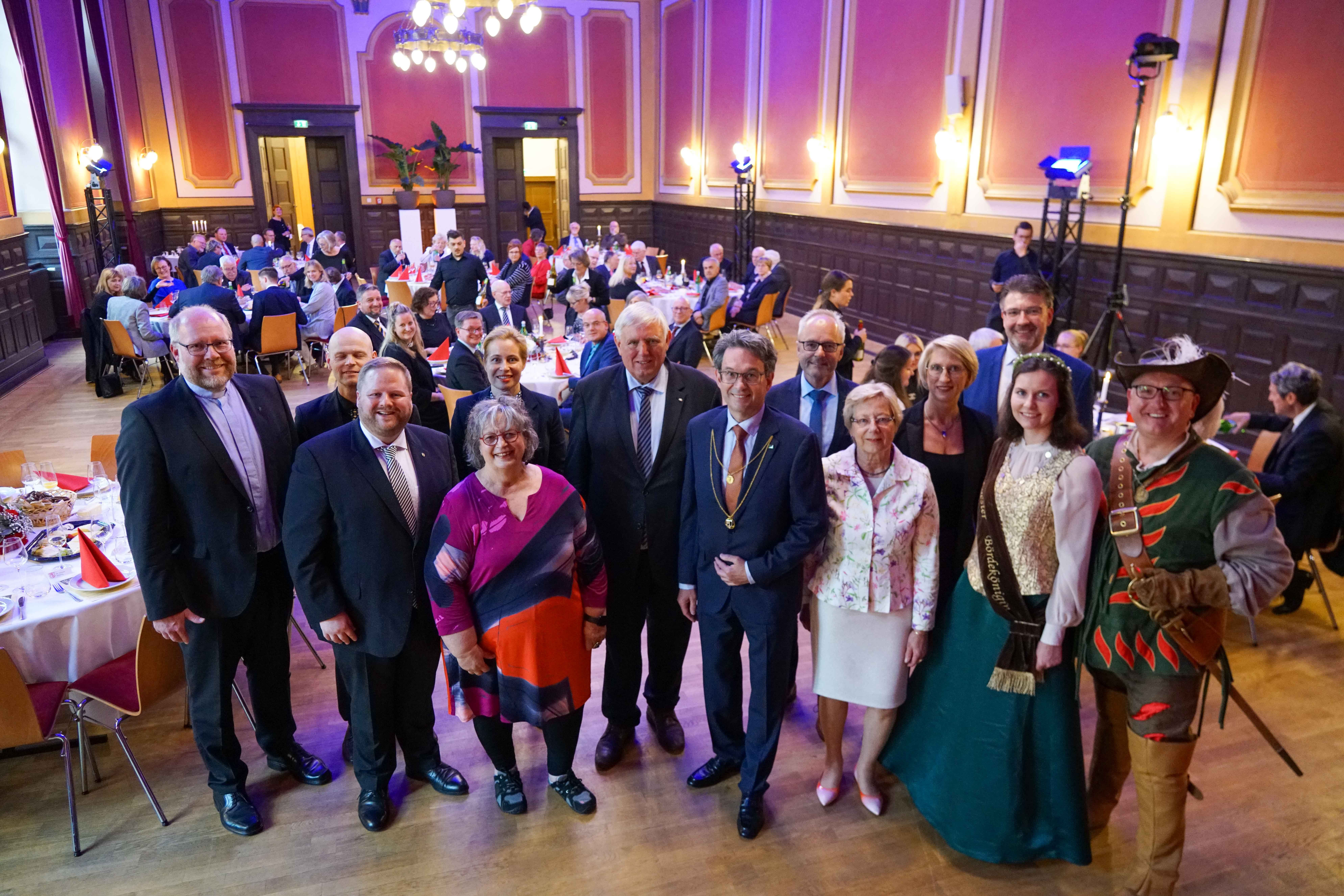 Foto der Ehrengäste des Philippsessens 2023 vor der Bühne des Blauen Saales.