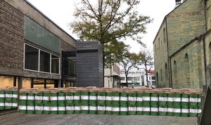 Eine Mauer aus Ölfässern vor dem Museum Wilhelm Morgner. Eine Ausstellung namens ZONE von Künstler Manaf Halbouni.