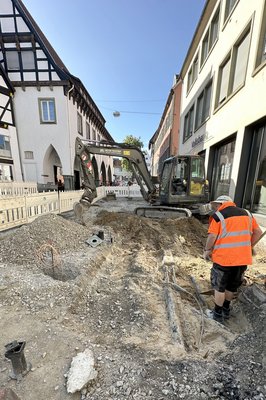 Vorbereitende Arbeiten für den Einbau einer Wurzelkammer für einen neuen Baum