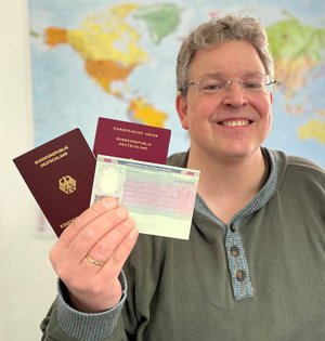 Jan Weller vom Team des BürgerBüros zeigt Blanke-Ausweisdokumente.