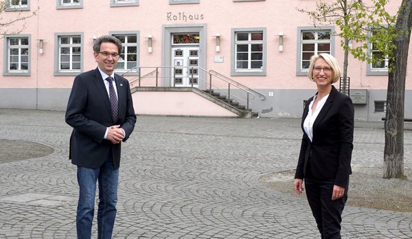 Bürgermeister Dr. Ruthemeyer und neue Geschäftsführerin der WMS Carolin Brautlecht vor dem Rathaus.