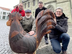 Foto des restaurierten Holzhahns vor der Petrikirche mit Wilfried LIning von der Meisterei Grün des Kommunalbetriebs, Künstler Kord Winter, Kulturdezernent und Erstem Beigeordneten Peter Wapelhorst sowie Kulturabteilungsleiter Dr. Norbert Wex.
