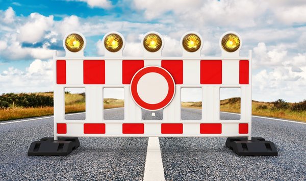 Foto einer Absperrbake mit dem Verkehrsschild "Durchfahrt verboten".