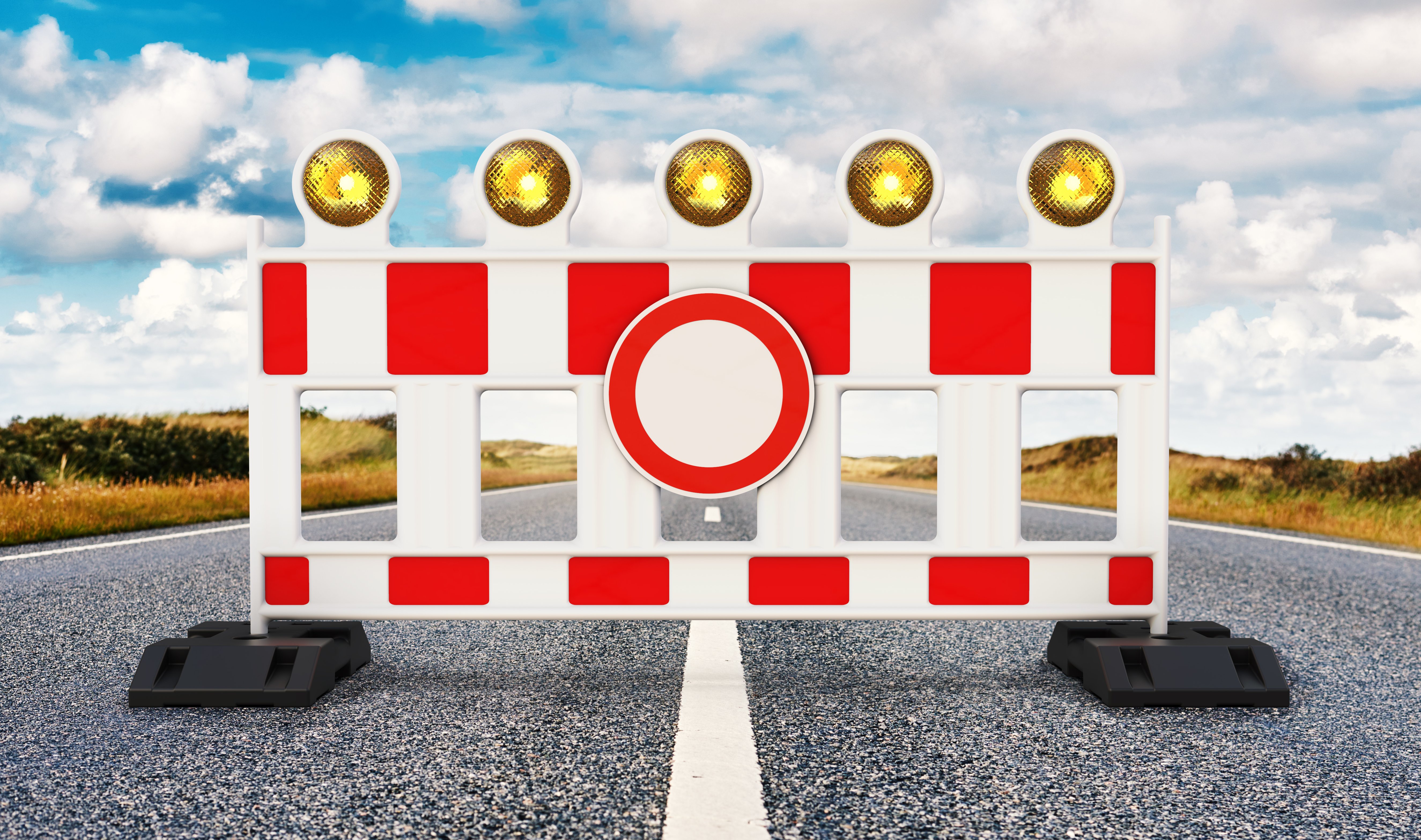 Foto einer Absperrbake mit dem Verkehrsschild "Durchfahrt verboten".