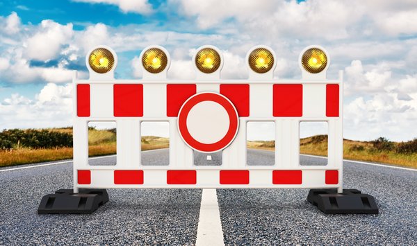 Foto einer Absperrbake mit dem Verkehrsschild "Durchfahrt verboten".