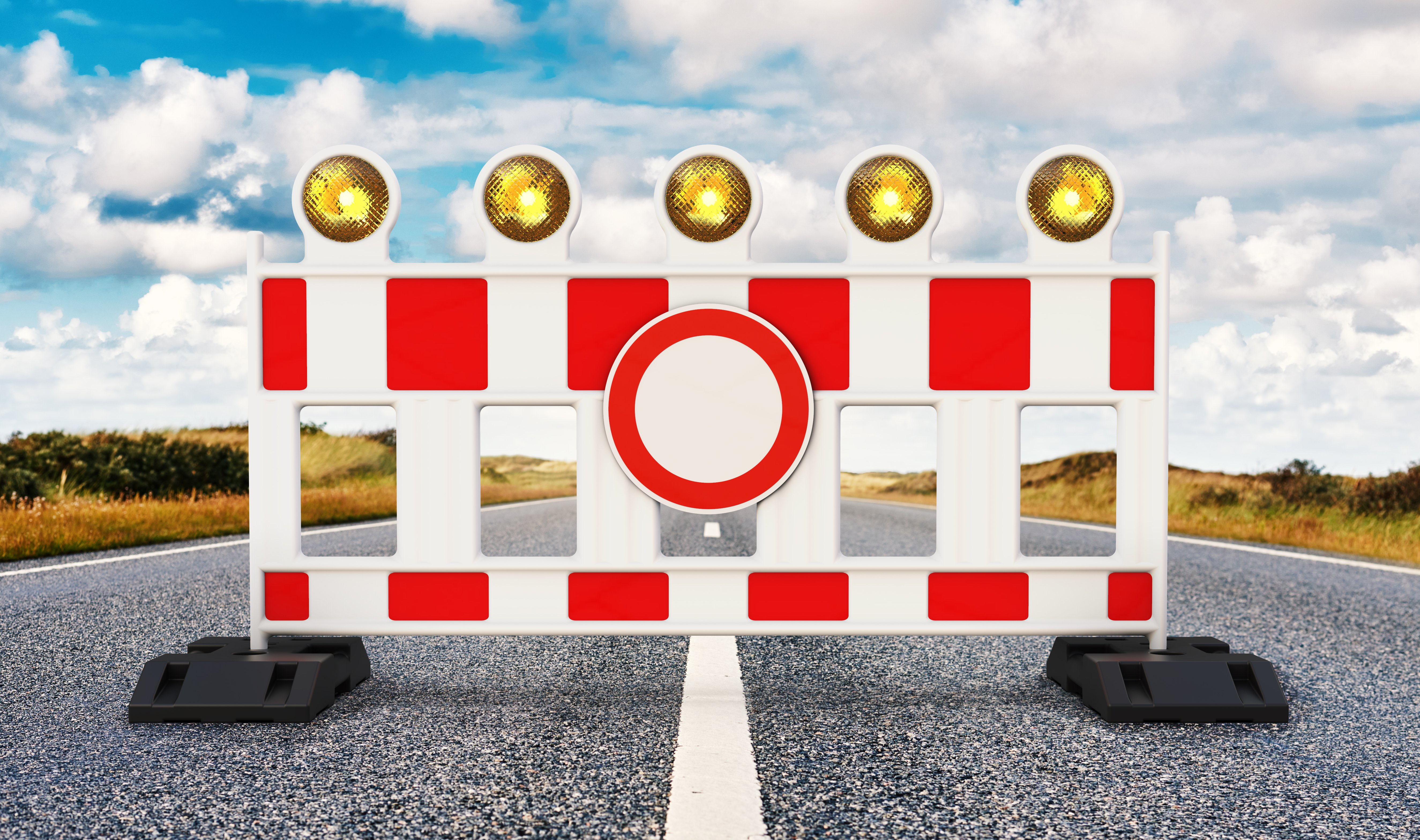 Foto einer Absperrbake mit dem Verkehrsschild "Durchfahrt verboten".