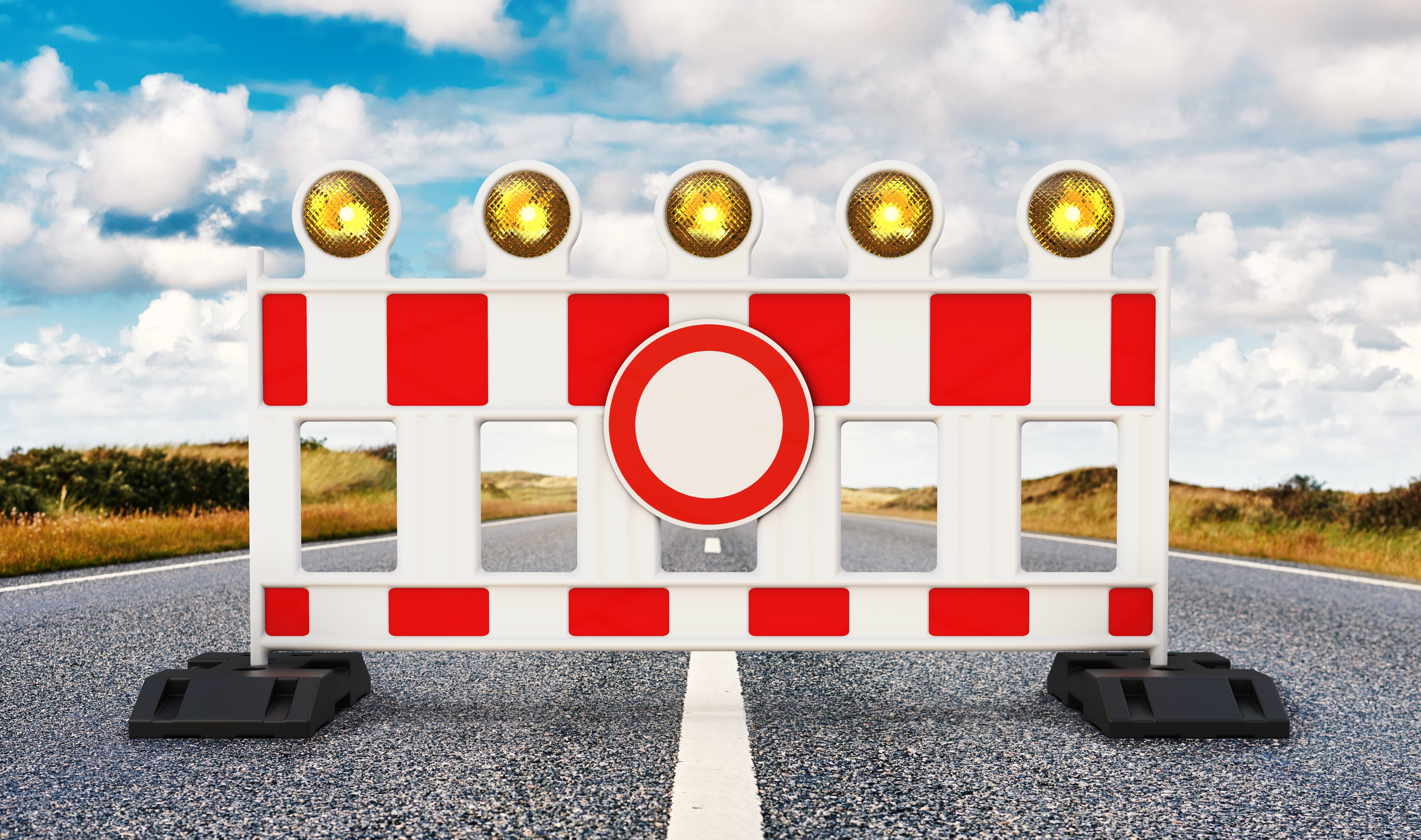 Foto einer Absperrbake mit dem Verkehrsschild "Durchfahrt verboten".