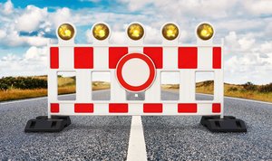Foto einer Absperrbake mit dem Verkehrsschild "Durchfahrt verboten".