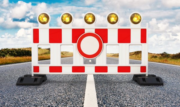 Foto einer Absperrbake mit dem Verkehrsschild "Durchfahrt verboten".