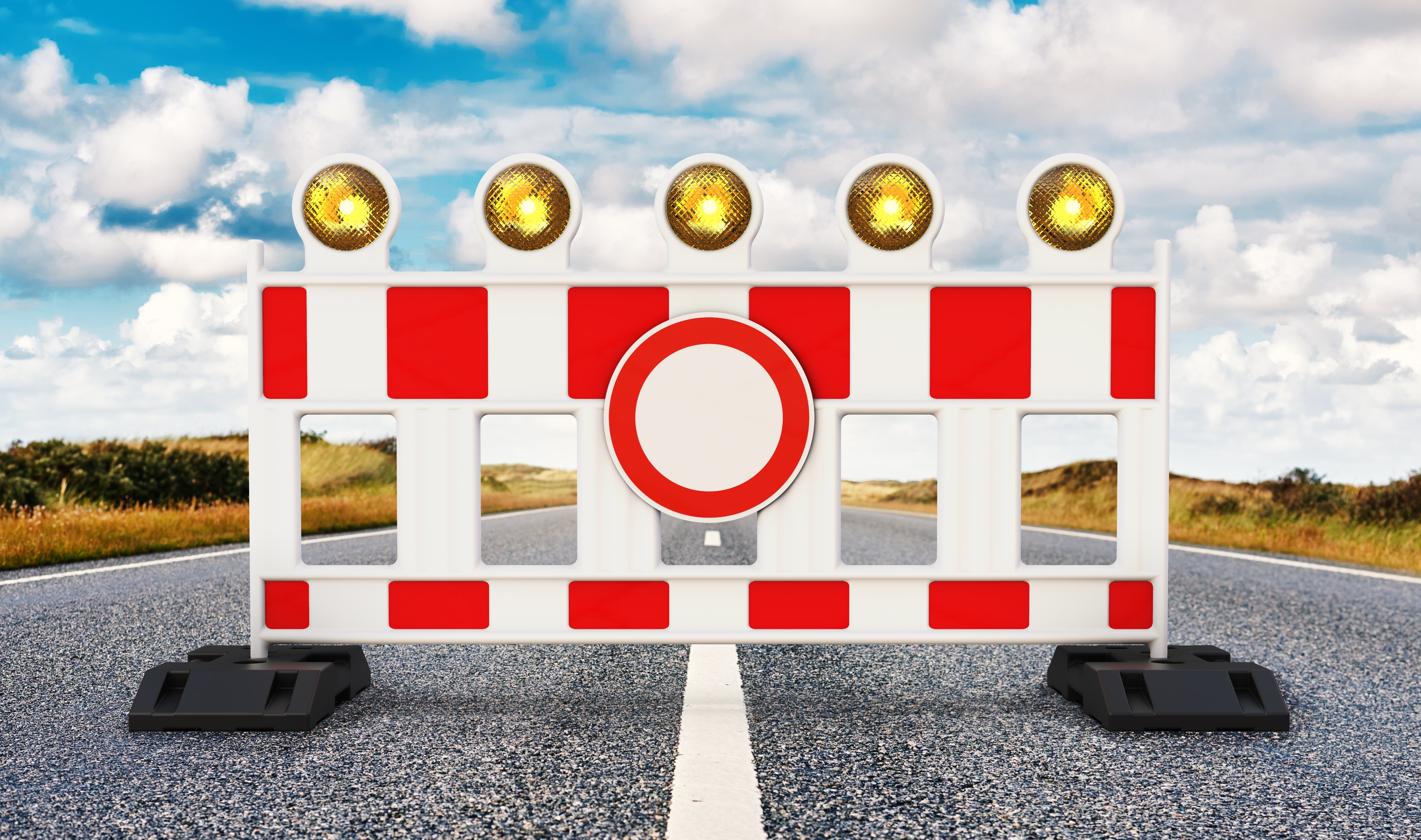 Foto einer Absperrbake mit dem Verkehrsschild "Durchfahrt verboten".