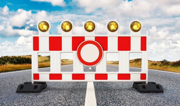 Foto einer Absperrbake mit dem Verkehrsschild "Durchfahrt verboten".