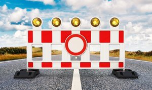 Foto einer Absperrbake mit dem Verkehrsschild "Durchfahrt verboten".