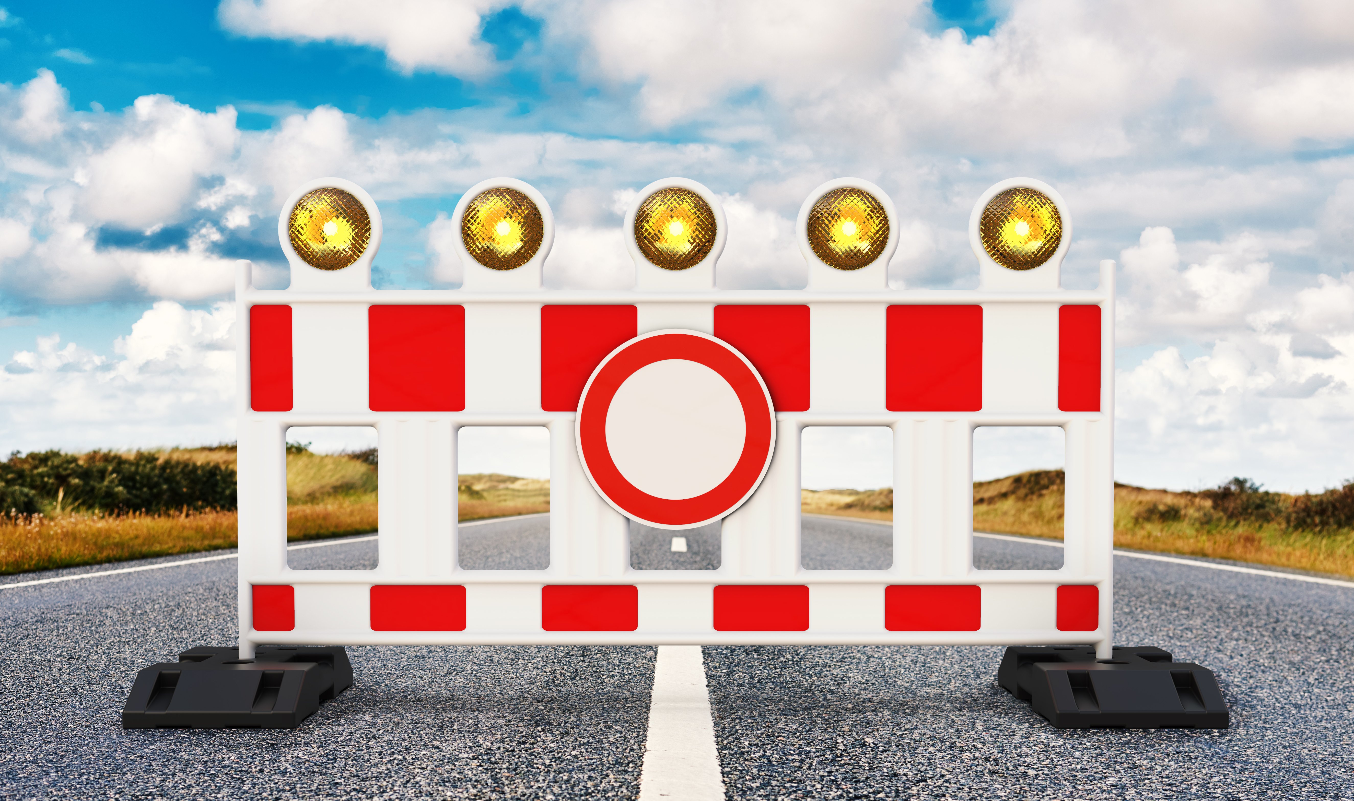 Foto einer Absperrbake mit dem Verkehrsschild "Durchfahrt verboten".