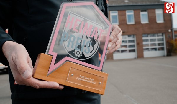 Der Heimatpreis in den Händen von Feuerwehrleiter Jürgen Wirth.