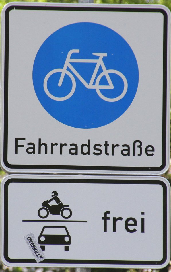 Foto des Verkehrsschilds "Fahrradstraße" mit dem Zusatzschild "Pkw und Motorräder frei"