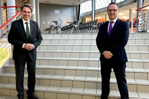 Bürgermeister Dr. Ruthemeyer gratuliert Christian Straub.
