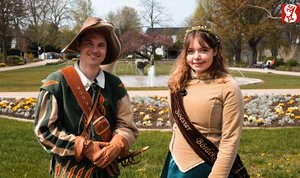 Bördekönigin und Jägerken stehen im Rosengarten in Soest.