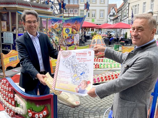 Bürgermeister Dr. Eckhard Ruthemeyer und Thomas Schneider am Kinderkarussell auf dem Petrikirchof. 