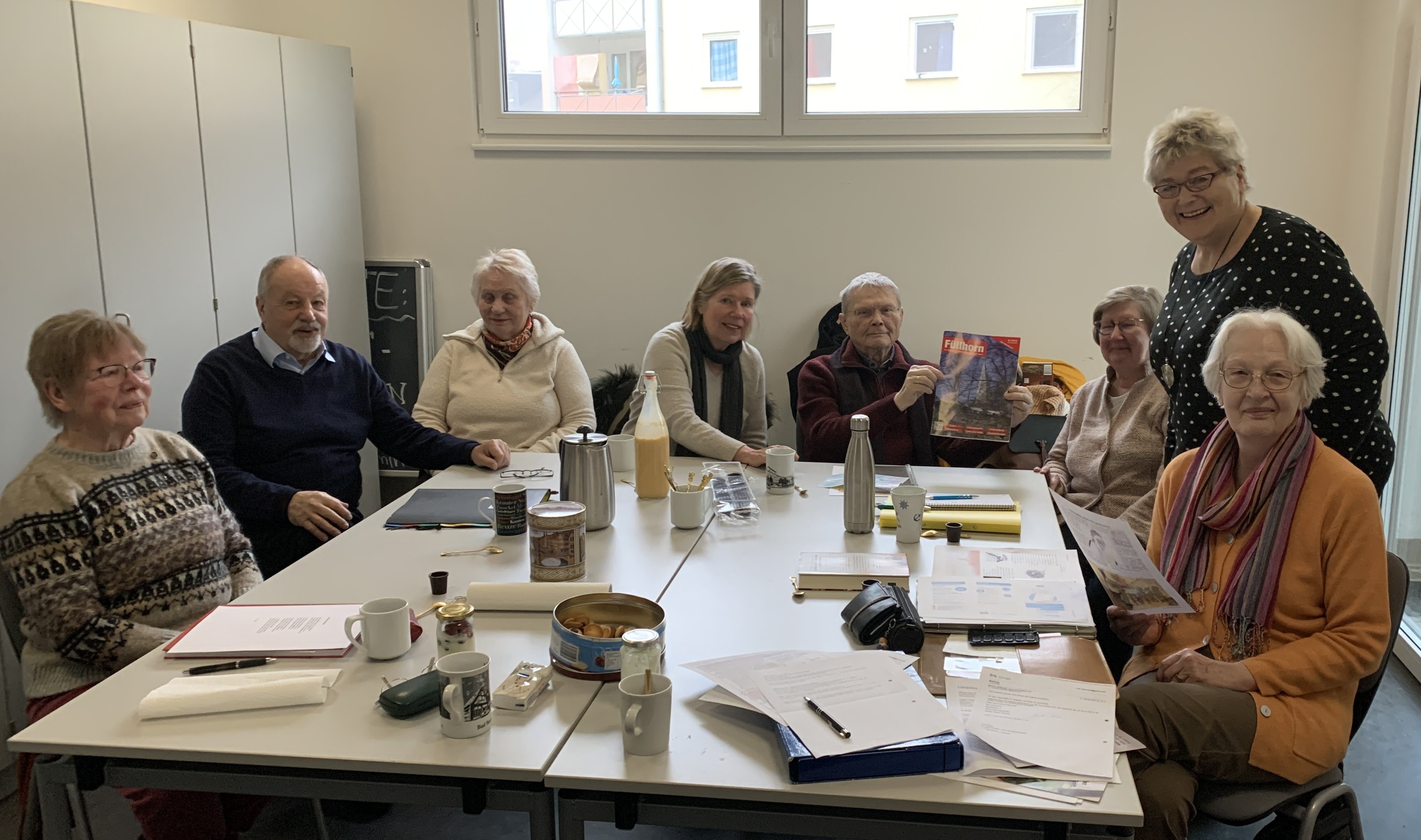 Ein Foto von Mitglieder der Redaktion bei einer Sitzung in den Räumlichkeiten des Stadtteilhauses.