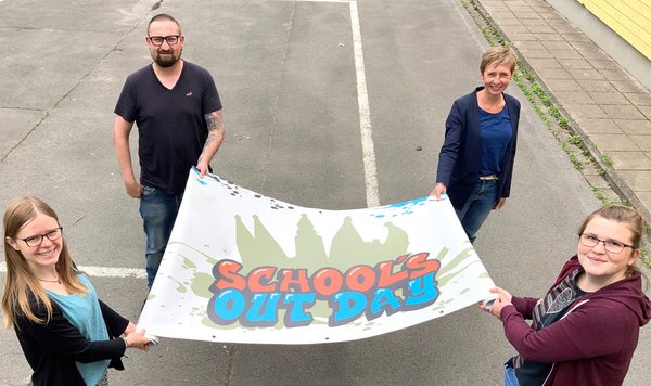 Schools Out Day to Go Plakat 2021.
