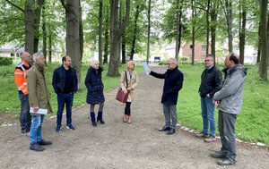Delegation des Umweltministeriums besichtigt die Soester Saatkrähenkolonien im Clarenbachpark.
