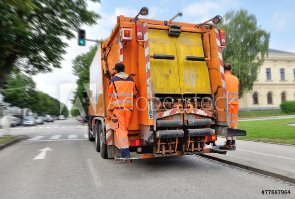 Foto vom Heck eines Müllfahrzeugs. 