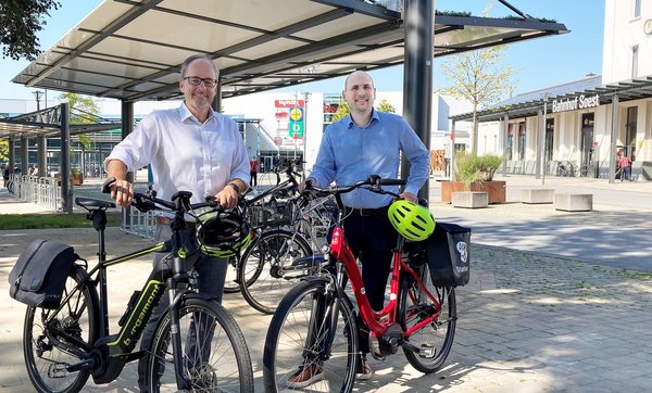 Neue Fahrradabstellanlage mit Gründach auf dem Bahnhofsvorplatz