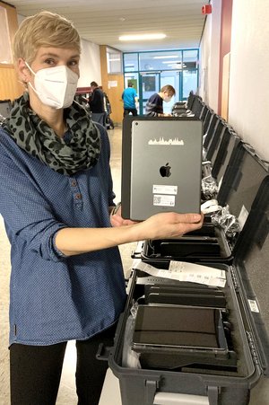 Daniela Springer von der AG Schule und Sport zeigt eines der neuen iPads.