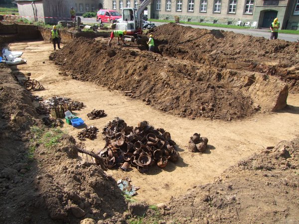 Grabung am ehemaligen Kasernengelände mit gefundenen Metallgegenständen. 