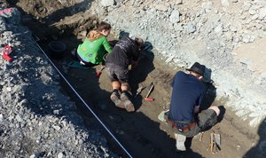Bei den derzeit laufenden Bauarbeiten am Weslarner Weg für die Erschließung des Baugebietes Neuer Soester Norden ist jetzt die historische Wegebefestigung der Vorgängerstraße aus der frühen Neuzeit entdeckt worden.