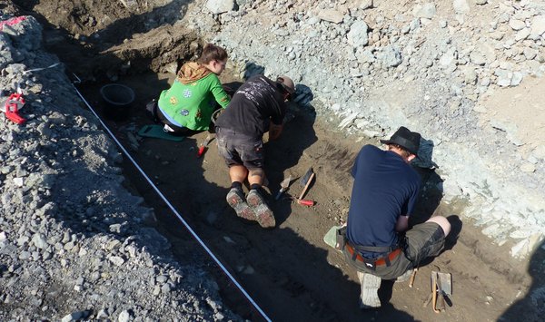 Bei den derzeit laufenden Bauarbeiten am Weslarner Weg für die Erschließung des Baugebietes Neuer Soester Norden ist jetzt die historische Wegebefestigung der Vorgängerstraße aus der frühen Neuzeit entdeckt worden.