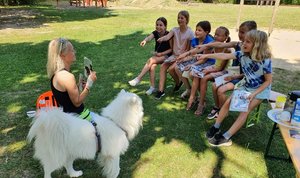 Kinder in der Ferienstadt freuen sich über Besuch von Therapie- und Begleithunden