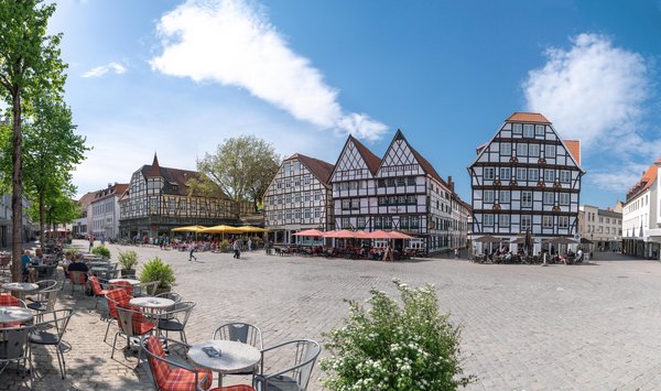 Der Soester Marktplatz im Sommer aus Sicht von Cafe Fromme.
