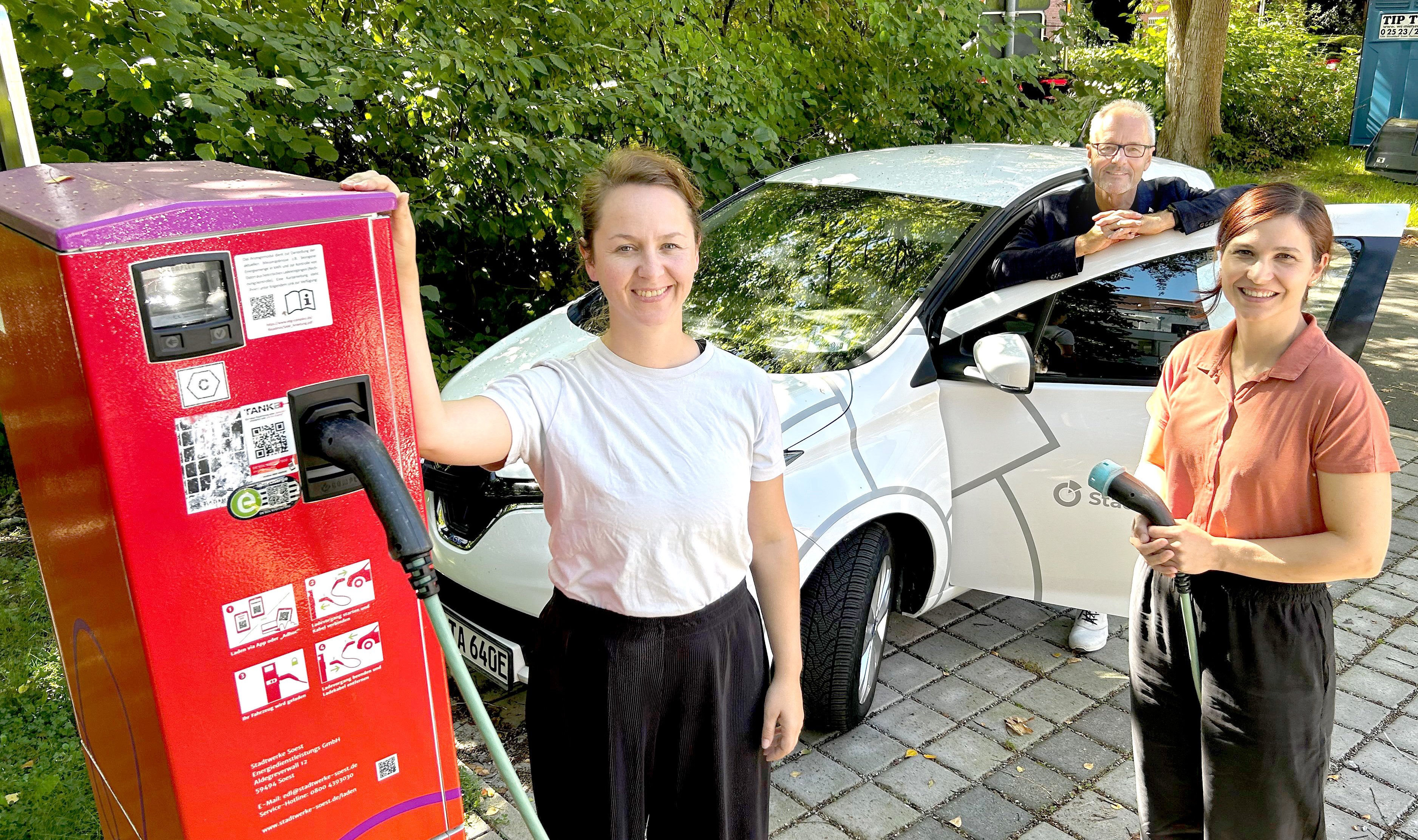 Das beiliegende Foto zeigt (von links) Rebecca Bracht vom Anbieter Stadtteilauto, Stadtbaurat Matthias Abel und Mobilitätsmanagerin Jasmin Hornstein mit einem der Carsharing-Fahrzeuge an der E-Ladesäule am Rathaus II