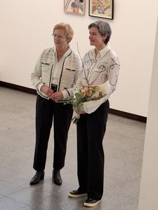 Das Foto zeigt die stellvertretende Bürgermeisterin, Frau Christiane Mackensen und die Künstlerin Ann Aspinwall