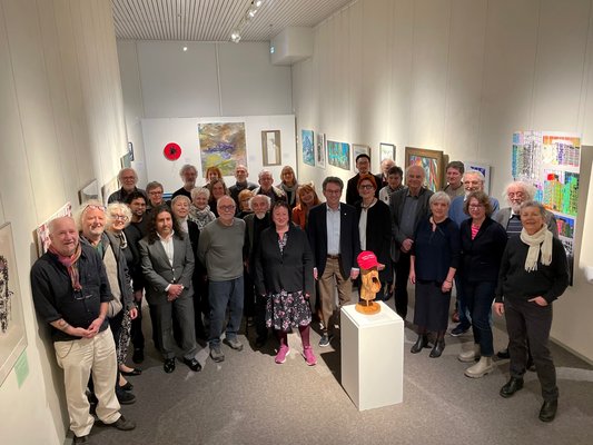 Gruppenbild von der Ausstellungseröffnung mit anwesenden Künstlerinnen und Künstlern, Bürgermeister Dr. Ruthemeyer, Kurator Klaus Kösters sowie Vertreterinnen und Vertretern des Kunstvereins Kreis Soest.