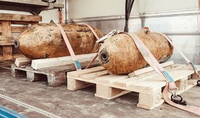 Zwei entschärfte und verladende 2. Weltkriegsbomben