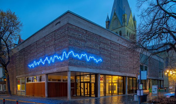 Außenansicht des Museum Wilhelm Morgner bei Nacht.
