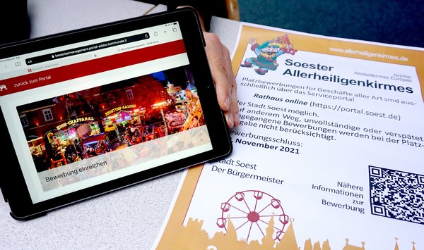 Online Bewerbungsverfahren Anzeige anhand eines iPads für die Kirmes 2022.