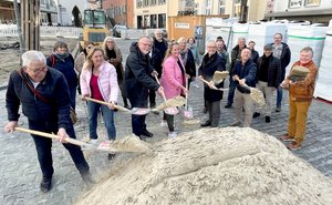 Das Foto zeigt Vertreterinnen und Vertreter von Rat, Verwaltung und den beteiligten Bau- und Planungsunternehmen beim symbolischen Ersten Spatenstich für die Marktstraßen-Sanierung. 