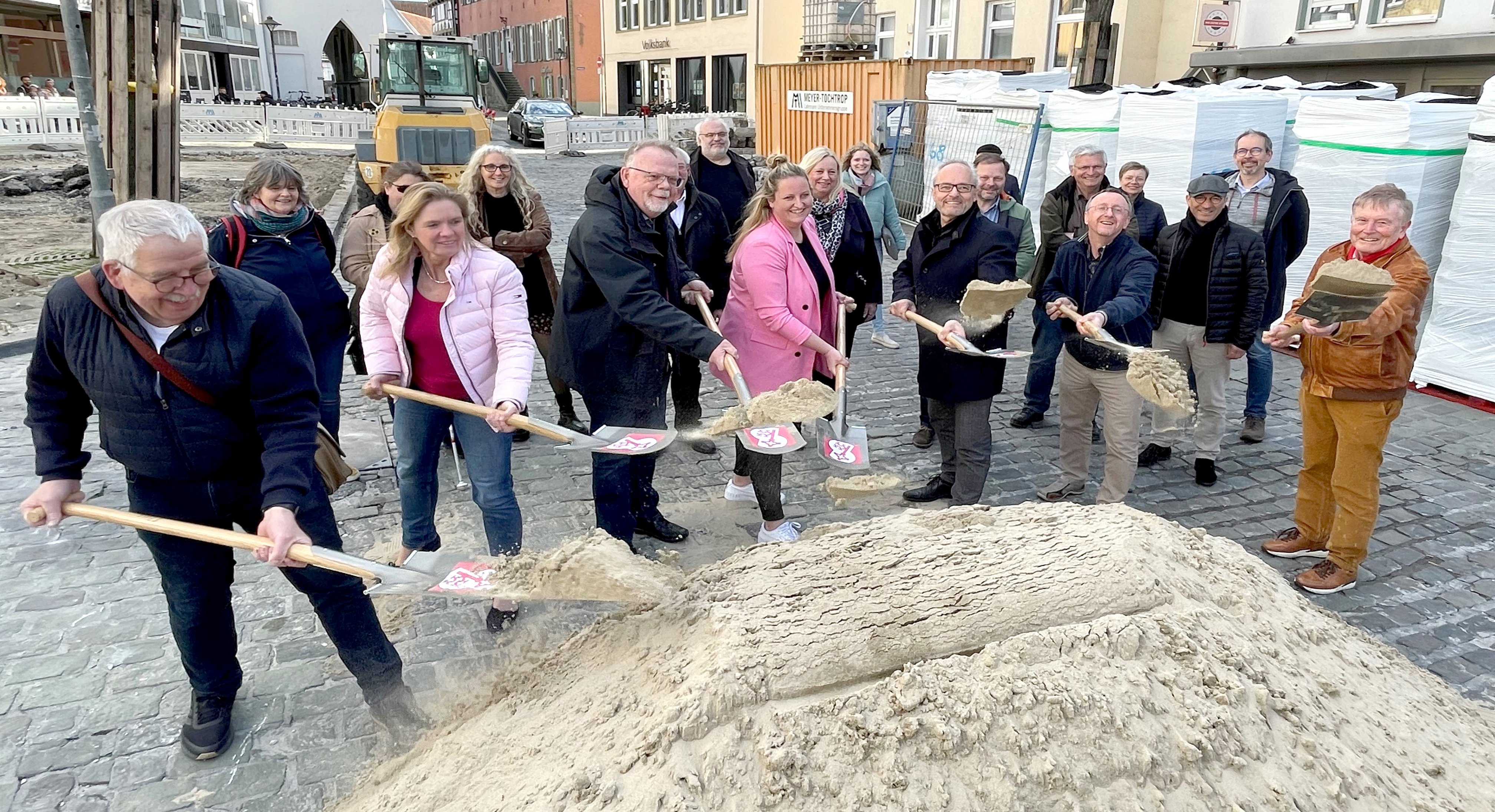 Das Foto zeigt Vertreterinnen und Vertreter von Rat, Verwaltung und den beteiligten Bau- und Planungsunternehmen beim symbolischen Ersten Spatenstich für die Marktstraßen-Sanierung. 