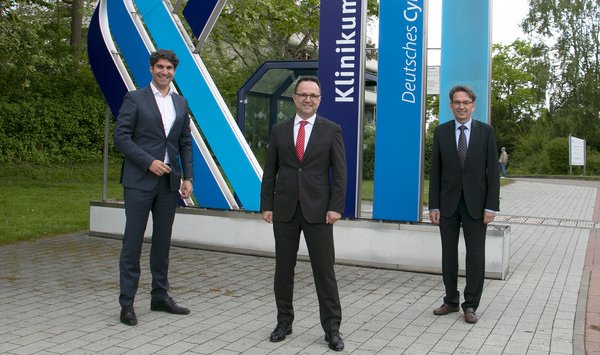 Bürgermeister Dr. Ruthemeyer zusammen mit Geschäftsführer Duo des Klinikums.