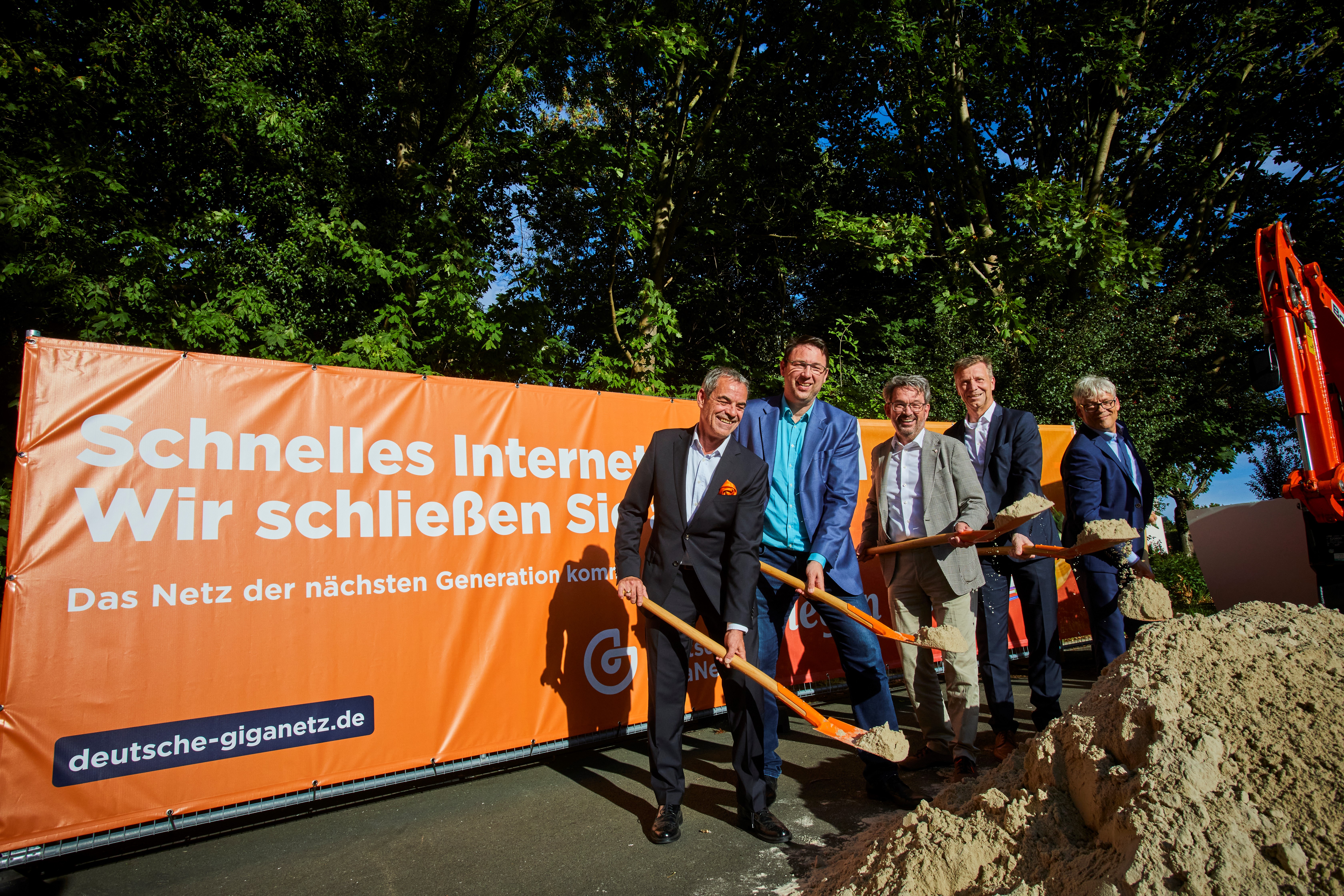 Vollzogen den symbolischen ersten Spatenstich für den Ausbau des Glasfasernetzes in Soest (von links): Andreas Damm (Regionalleiter West Deutsche GigaNetz), André Dreißen (Geschäftsführer Stadtwerke Soest), Bürgermeister Dr. Eckhard Ruthemeyer, Dirk Brameier (Geschäftsführer Technik Deutsche GigaNetz) und Jon Pijnacker (Geschäftsführer Allinq Networks GmbH). Foto: Deutsche GigaNetz Beylemans_Fotografie