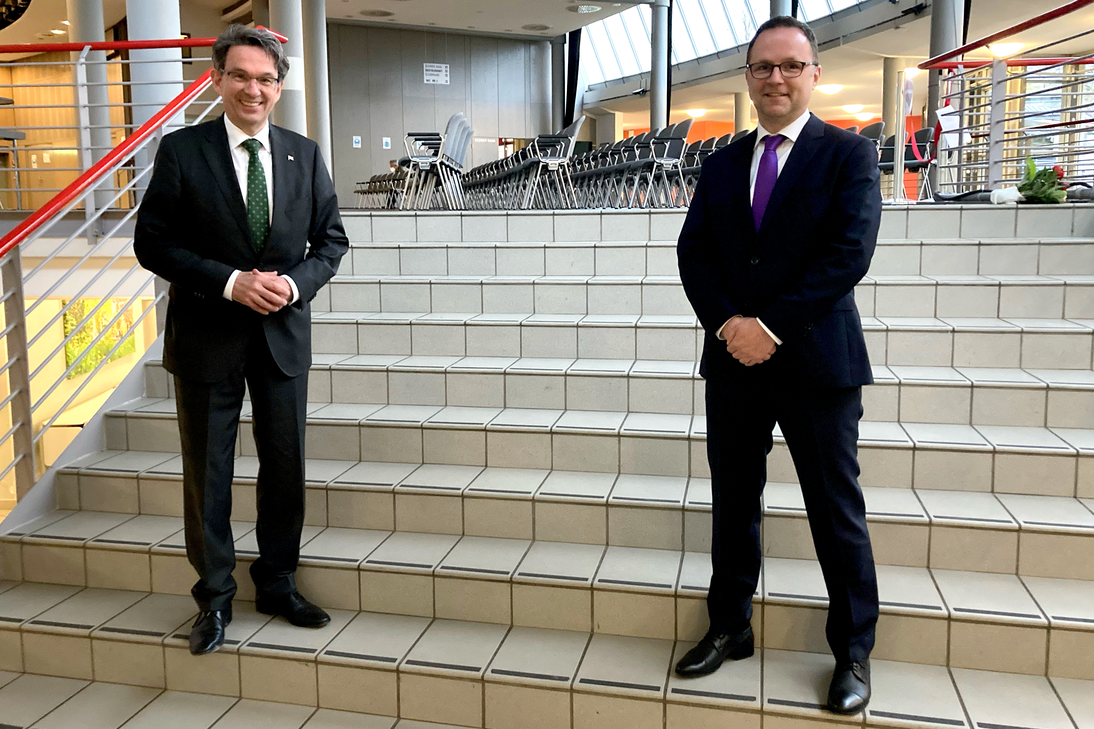 Bürgermeister Dr. Ruthemeyer gratuliert Christian Straub.