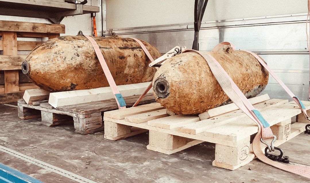 Zwei entschärfte und verladende 2. Weltkriegsbomben
