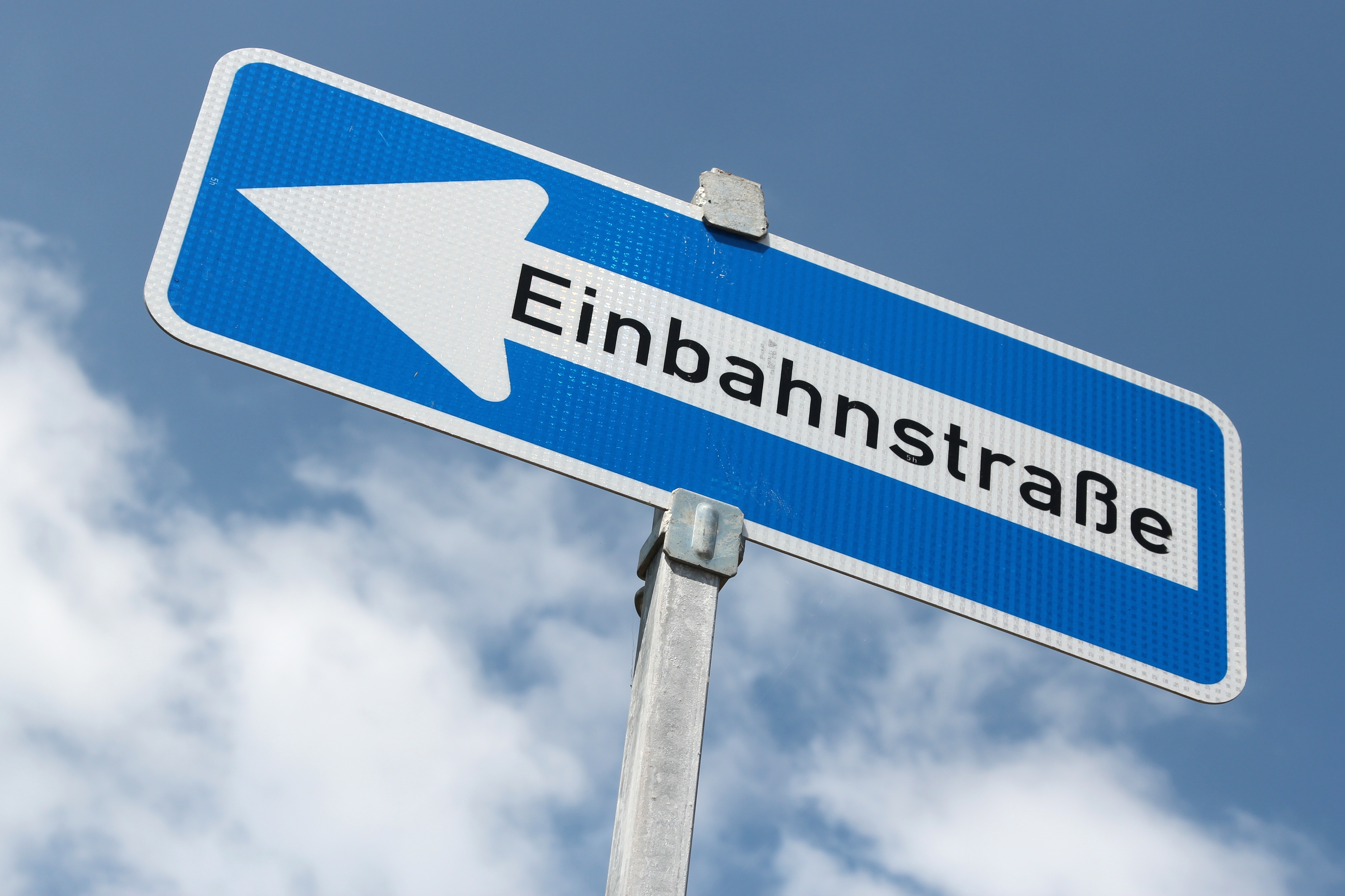 Foto des Verkehrsschilds "Einbahnstraße" mit Richtungsangabe